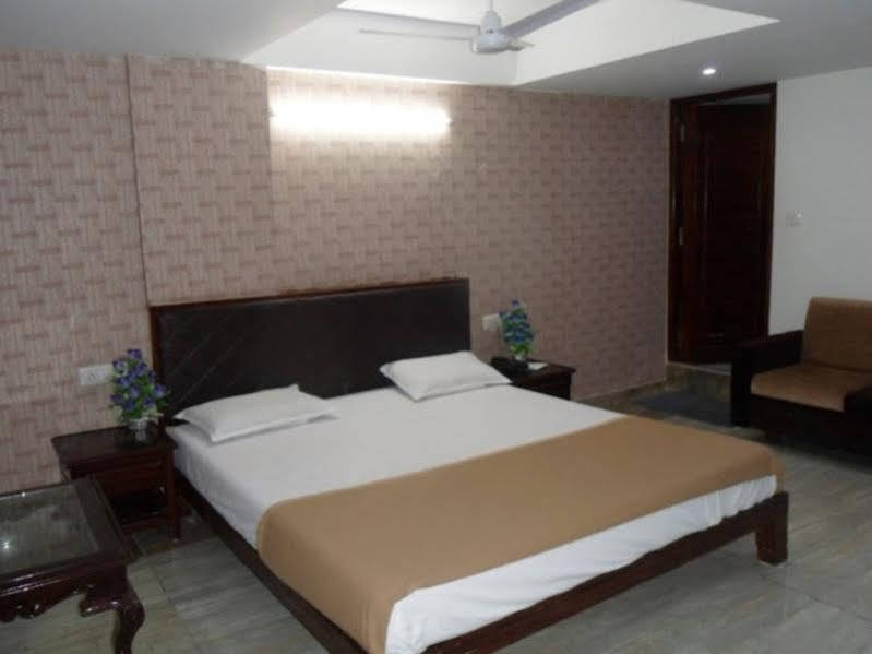 Hotel Seven Ahmedabad Buitenkant foto