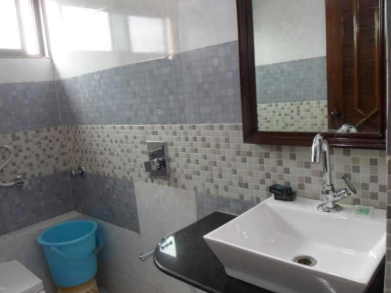 Hotel Seven Ahmedabad Buitenkant foto