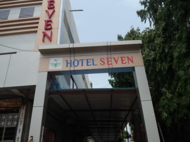 Hotel Seven Ahmedabad Buitenkant foto
