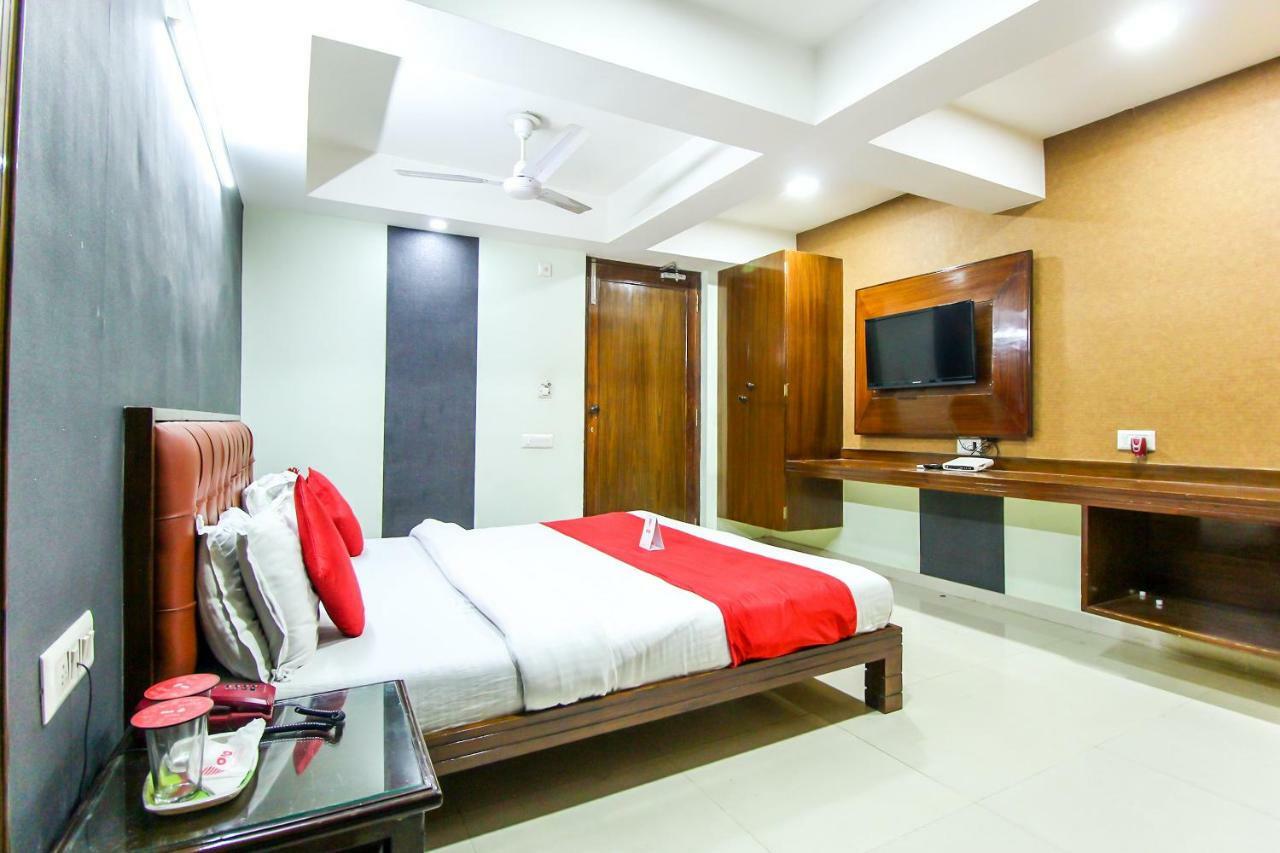 Hotel Seven Ahmedabad Buitenkant foto