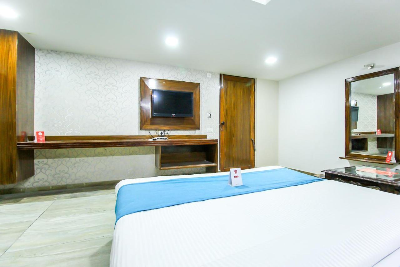 Hotel Seven Ahmedabad Buitenkant foto